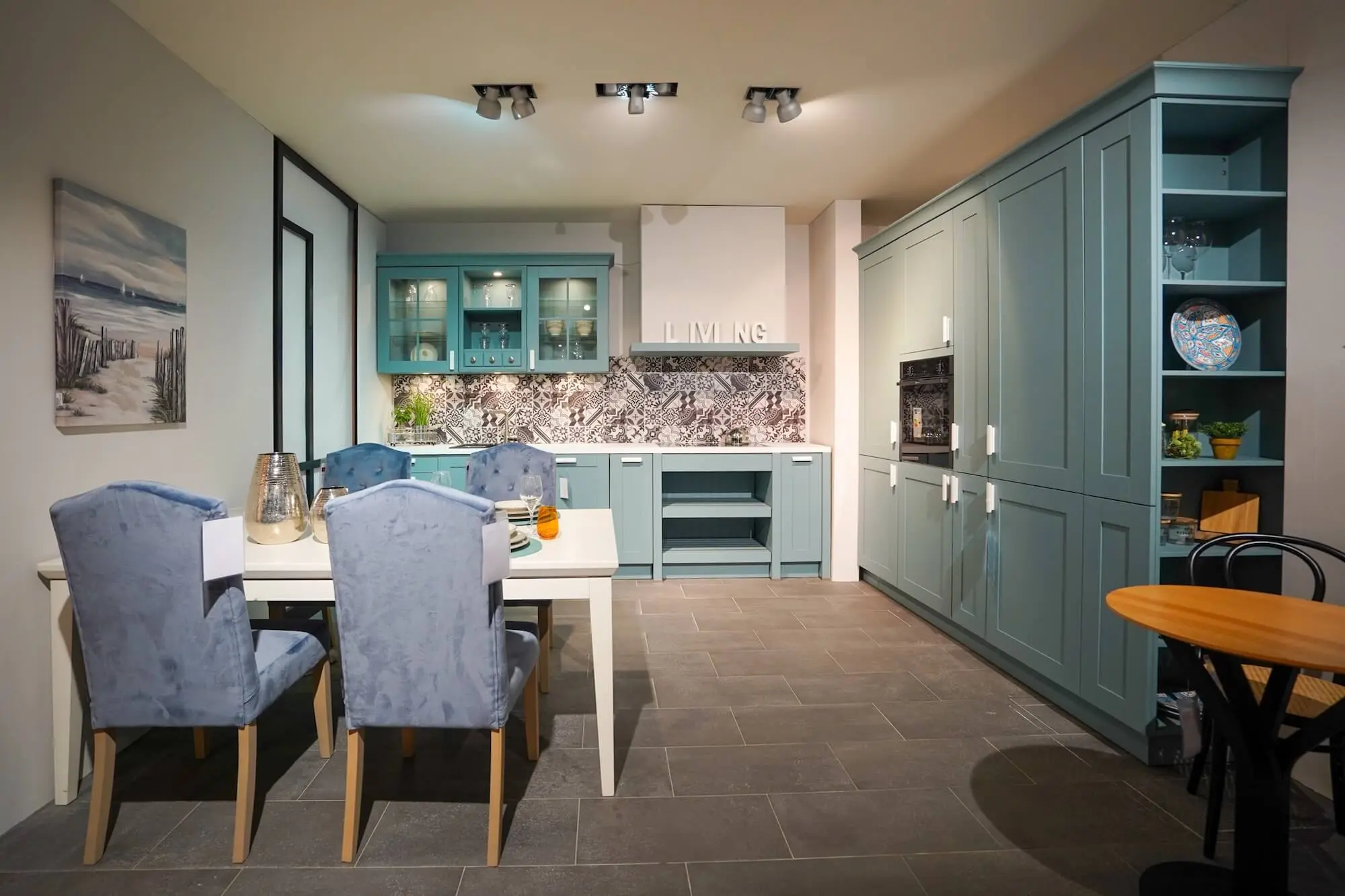 Contur Kuechenzeile im Landhausstil Tuerkis